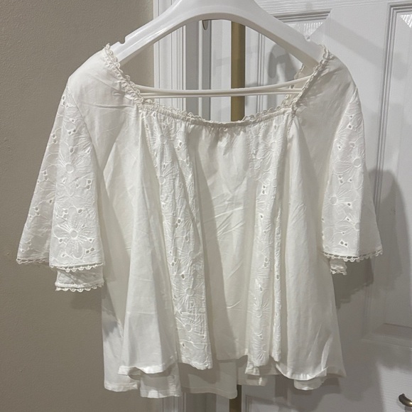 NEW POL Elegant White Embroidered Women's Top Sz Medium - Picture 3 of 6